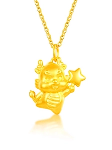 Détail d'un pendentif dragon doré avec étoile sur une chaîne de collier en or fin