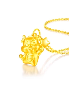 Vue détaillée du pendentif dragon en or avec finitions mates et polies brillantes