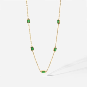 Collier élégant en acier titane plaqué or 18K avec cinq zircons verts rectangulaires