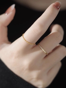 Set de anillos minimalistas de circón chapado en oro con banda facetada y anillo brillante