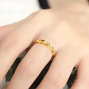 Bague élégante en or pour femme avec un motif de feuille d'olivier et épi de blé poli