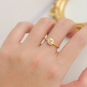 Bague élégante en cristal jaune carré avec anneau torsadé doré et entourage scintillant