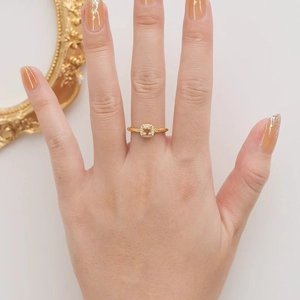 Bague de luxe en cristal jaune taille coussin avec halo et anneau torsadé chic