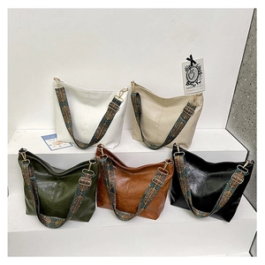 Women Large Capacity Shoulder Bag PU Leather Tote With Ethnic Print Wide Strap Casual Retro Fashion Crossbody Hobo Bag