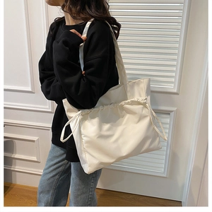 Détail du sac cabas blanc en nylon avec cordon de serrage plissé et grande capacité