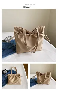 Détail du sac cabas kaki montrant la grande capacité et la fermeture à cordon coulissant