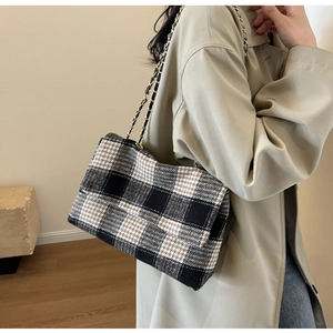 Elegante borsa a tracolla in tweed a quadri con catena dorata per outfit autunnali