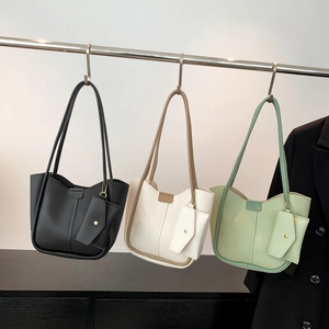 Minimalist tote bags in black, white, and green with matching pouches for daily commute