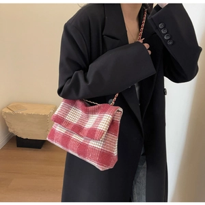 Borsa a tracolla in tweed a quadri rossi e bianchi con catena d'oro indossata