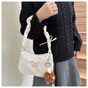 Borsa a spalla bianca con ricamo a farfalla rosa e ciondolo a forma di mostro di peluche