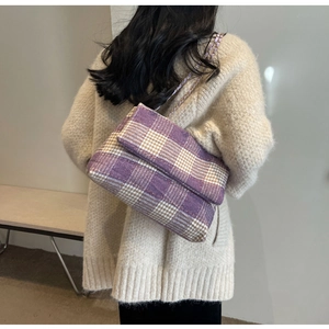 Borsa a tracolla in lana pied-de-poule viola e bianca con catena dorata su modella