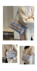 Dettaglio borsa a tracolla in tweed blu e bianco con catena intrecciata e patta