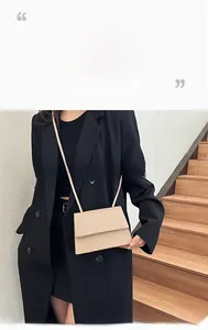 Dettaglio borsa beige con motivo a coccodrillo che mostra la texture in pelle