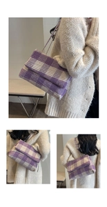 Dettaglio borsa a tracolla in tweed a quadri viola con elegante catena dorata