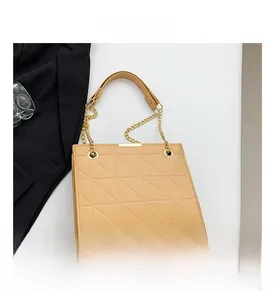Détail du sac bandoulière matelassé kaki clair avec bandoulière chaîne et finitions