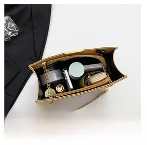 Vue de dessus du sac kaki montrant l'intérieur spacieux avec essentiels et fermoir métallique