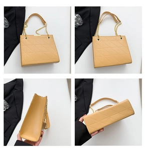 Vues détaillées du sac matelassé marron clair avec chaîne dorée et texture géométrique