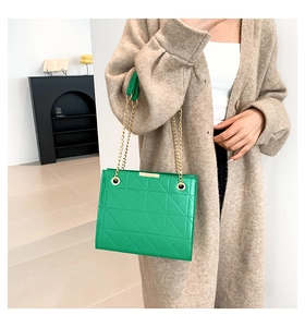 Vue détaillée du sac matelassé vert avec chaîne dorée et texture géométrique en triangle