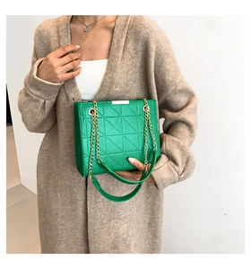 Détail du sac bandoulière matelassé vert émeraude avec chaîne dorée élégante