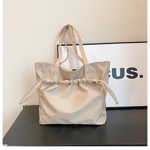 Grand sac cabas en nylon beige avec détails plissés à cordon pour un style moderne