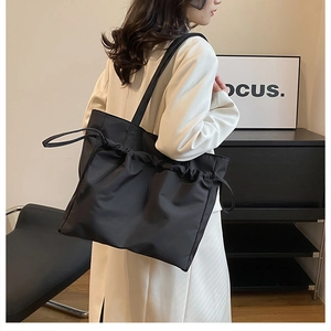 Grand cabas en nylon noir avec plis à cordon coulissant pour un style urbain chic
