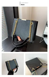 Détails du sac matelassé noir avec chaîne dorée et coutures triangulaires de luxe