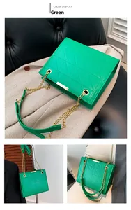 Détail du sac cabas vert en similicuir matelassé avec chaîne dorée et boucle en métal