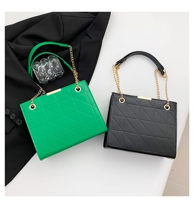 Détails de texture géométrique matelassée sur sacs cabas en cuir avec chaînes dorées