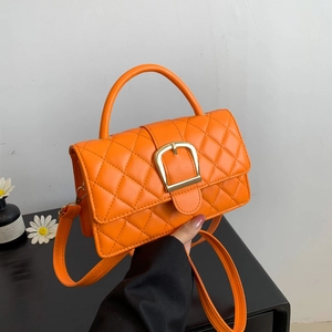 Sac à bandoulière matelassé orange vif avec surpiqûres en losange et boucle dorée