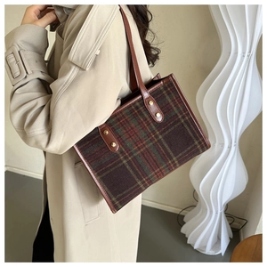 Retro-Shopper aus Wolle mit Karomuster, braunen Kunstlederbesätzen und Goldnieten