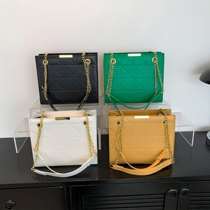 Sacs bandoulière matelassés en quatre couleurs avec chaînes dorées et détails en métal