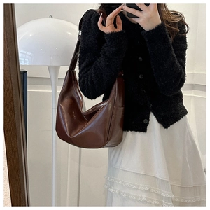 Model wearing dark brown vintage PU leather tote bag on shoulder for casual commute
