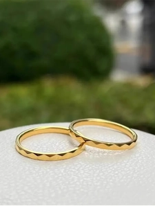 Détail macro de la bague géométrique facettée en or avec surface à prismes réfléchissants
