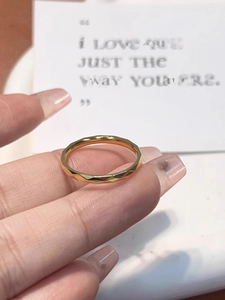 Gros plan détaillé d'une bague géométrique en or avec une texture de losange minimaliste