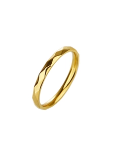 Vue détaillée de la bague en titane doré aux facettes géométriques et finition polie