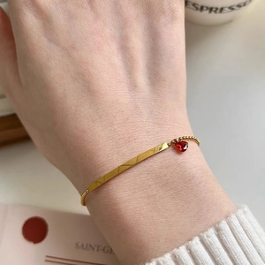 Bracelet à perles dorées avec zircon cœur rouge et barre courbée pour femme