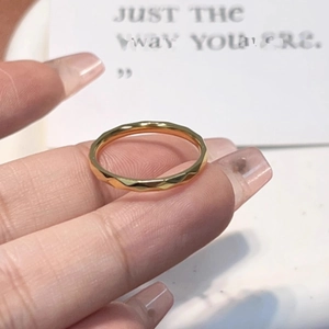 Bague géométrique dorée élégante avec facettes et finition miroir au design minimaliste