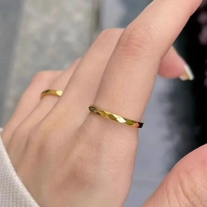Bague dorée aux facettes géométriques avec un design prismatique élégant pour femme