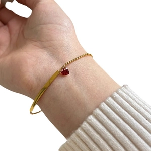 Bracelet élégant en chaîne dorée avec pendentif cœur rouge et barre pour femme