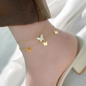 Bracelet de cheville doré double couche avec papillons élégants et incrustation nacre