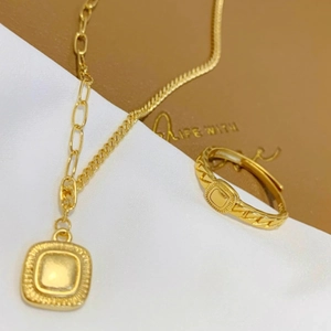 Set vintage collana e anello placcati oro con ciondolo quadrato in acciaio al titanio