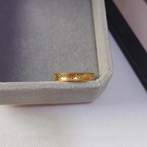 Bague en acier titane doré avec texture nid d'abeille et bord perlé de luxe