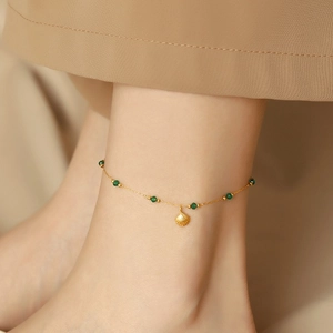 Bracelet de cheville élégant doré 18 carats avec perles émeraude et pendentif coquillage