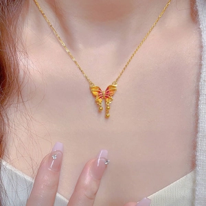 Collier pendentif papillon exquis avec ailes en émail dégradé et fine chaîne dorée
