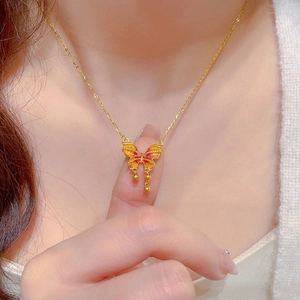Collier papillon doré raffiné avec émail dégradé rouge et pompons pour femmes