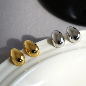 Boucles d'oreilles goutte minimalistes en or et argent avec surface polie miroir