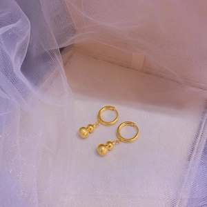 Boucles d'oreilles gourde dorées avec gravure Fu sur fond de tulle délicat
