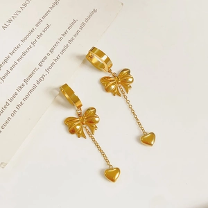 Boucles d'oreilles nœud papillon en or 18 carats avec pendentifs cœur et glands