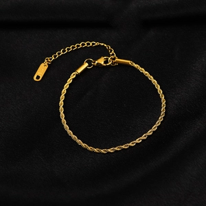 Bracelet élégant en maille torsadée acier titane plaqué or 18 carats avec fermoir homard