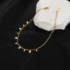 Bracelet de cheville minimalist en or 18K pour femme avec petits pendentifs rectangulaires